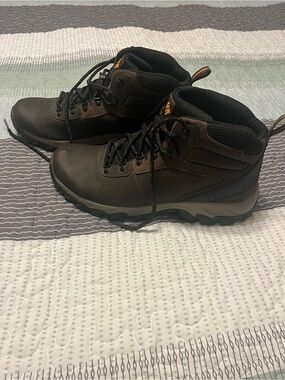 Columbia Brown Men’s Water Proof Hiking Boots.